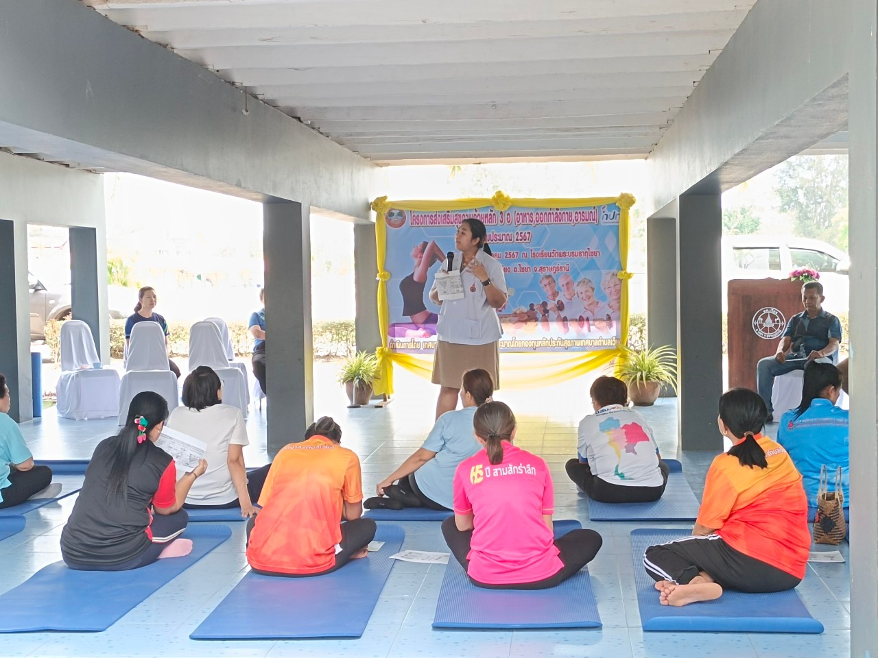 วันศุกร์ที่ 8 มีนาคม 2567 เวลา 13.00 น. 
นายสุธน บุญทอง นายกเทศมนตรีตำบลเวียง มอบหมายนายสุชัย ปานเจริญ รองนายกเทศมนตรีตำบลเวียง เปิดโครงการส่งเสริมสุขภาพด้วยหลัก 3อ (อาหาร, ออกกำลังกาย, อารมณ์) ปีงบประมาณ 2567 
ณ บริเวณลานใต้อาคารเรียนโรงเรียนวัดพระบรมธาตุไชยา โดยมีกิจกรรมดังนี้
⏩การให้ความรู้การส่งเสริมสุขภาพด้วยหลัก 3อ
⏩การฝึกกำหนดลมหายใจเข้า-ออก
⏩การออกกำลังกายด้วยโยคะ