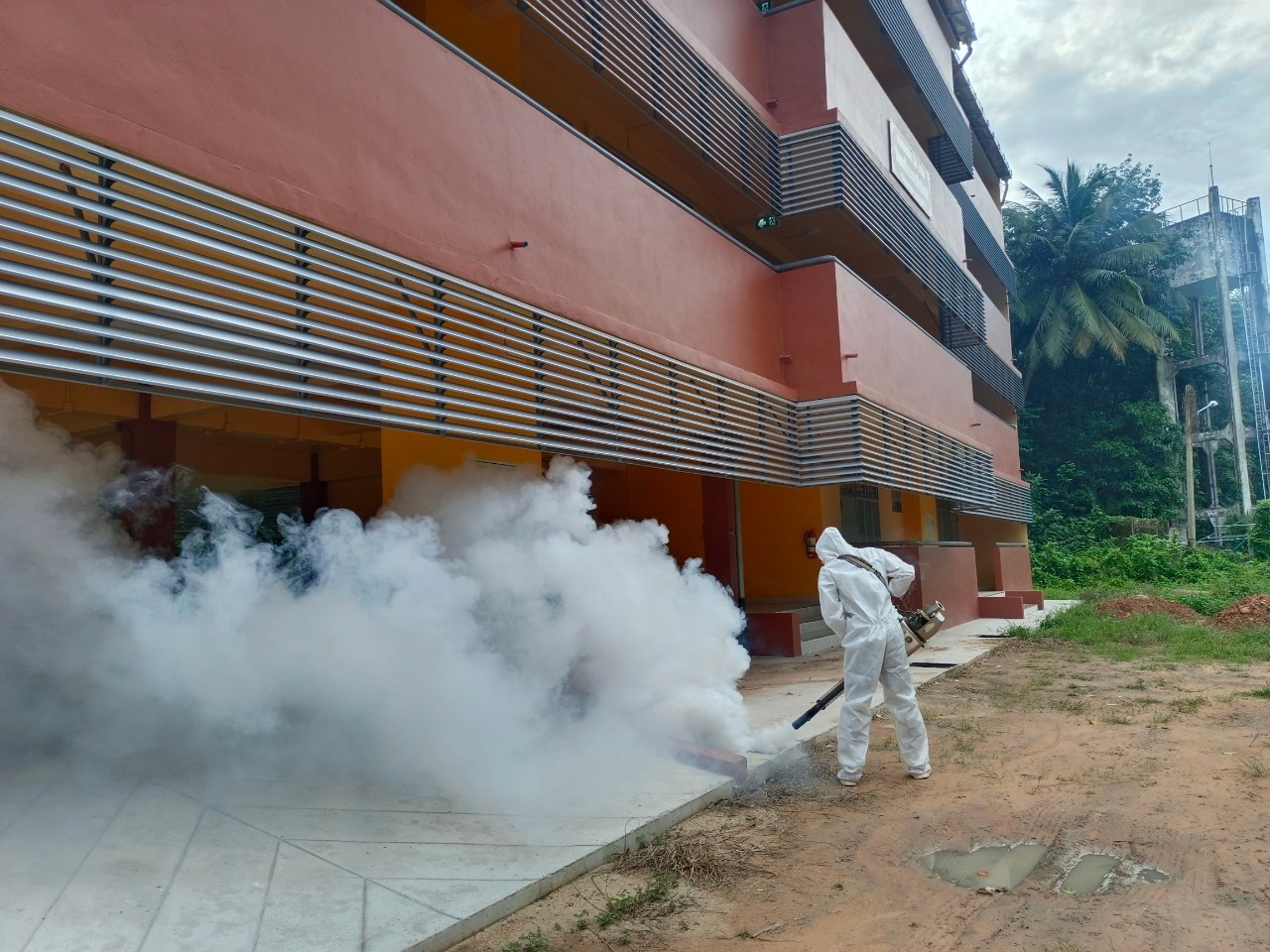 วันที่ 31 ตุลาคม - 1 พฤศจิกายน 2567
เทศบาลตำบลเวียง ดำเนินกิจกรรมการพ่นสารเคมีกำจัดยุงลายก่อนเปิดภาคเรียนในสถานศึกษาพื้นที่ตำบลเวียง ภาคเรียนที่ 2/2567 ครั้งที่ 1 ภายใต้โครงการป้องกันและระงับโรคไข้เลือดออก ประจำปีงบประมาณ พ.ศ.2568 จำนวน 7 แห่ง
1. วิทยาลัยการอาชีพไชยา
2. โรงเรียนเพชรผดุงเวียงไชย (ปฐมวัย)
3. โรงเรียนเพชรผดุงเวียงไชย (ประถม)
4. โรงเรียนบ้านสามสัก
5. ศูนย์พัฒนาเด็กเล็กบ้านสามสัก
6. โรงเรียนวัดพระบรมธาตุไชยา
7. ศูนย์พัฒนาเด็กเล็กวัดพระบรมธาตุไชยา