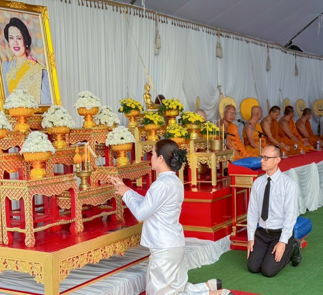 วันเสาร์ ที่ ๑๗ มกราคม พ.ศ.๒๕๖๙ เวลา ๐๘.๐๐ น.
นางสาวกัญญาวรัตน์  ทองคง  ปลัดอำเภอหัวหน้ากลุ่มงานทะเบียนและบัตร  ได้รับมอบหมายจาก นายชยันต์รัฐ รุ่งโรจวรารักษ์  นายอำเภอไชยา เป็นประธานในพิธีสวดพระพุทธมนต์อุทิศถวายเป็นพระราชกุศลแด่สมเด็จพระนางเจ้าสิริกิติ์ พระบรมราชินีนาถ พระบรมราชชนนีพันปีหลวง และพิธีสวดเจริญพระพุทธมนต์ทำบุญเมืองตามรอยเมืองไชยา ๑,๒๕๐ ปี